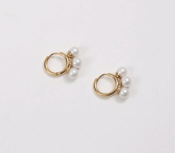 Kiril - Boucles d'oreilles Huggie en or à trois rangées de perles 6