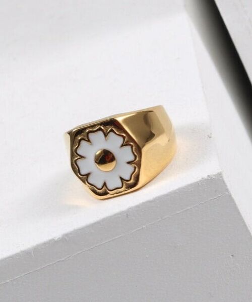 Aigner - Enamel Daisy Flower Signet Ring