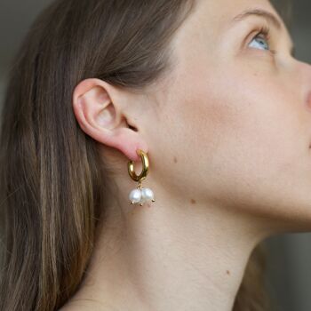 Blinn - Boucles d'oreilles créoles dorées à triple grappe de perles 2