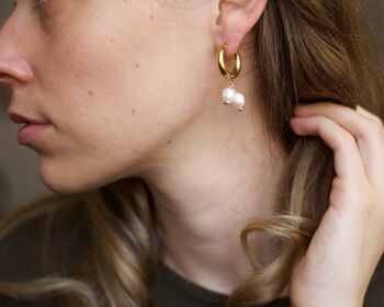 Blinn - Boucles d'oreilles créoles dorées à triple grappe de perles 7