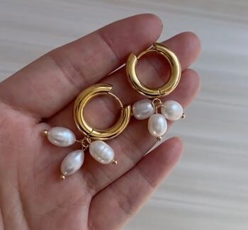 Blinn - Boucles d'oreilles créoles dorées à triple grappe de perles 8
