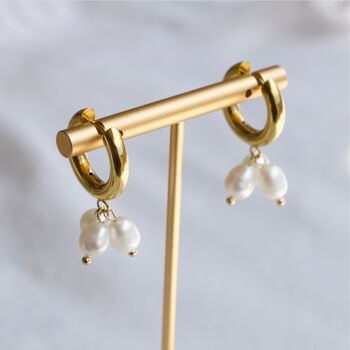Blinn - Boucles d'oreilles créoles dorées à triple grappe de perles 9