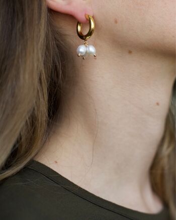 Blinn - Boucles d'oreilles créoles dorées à triple grappe de perles 10