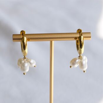Blinn - Boucles d'oreilles créoles dorées à triple grappe de perles 11