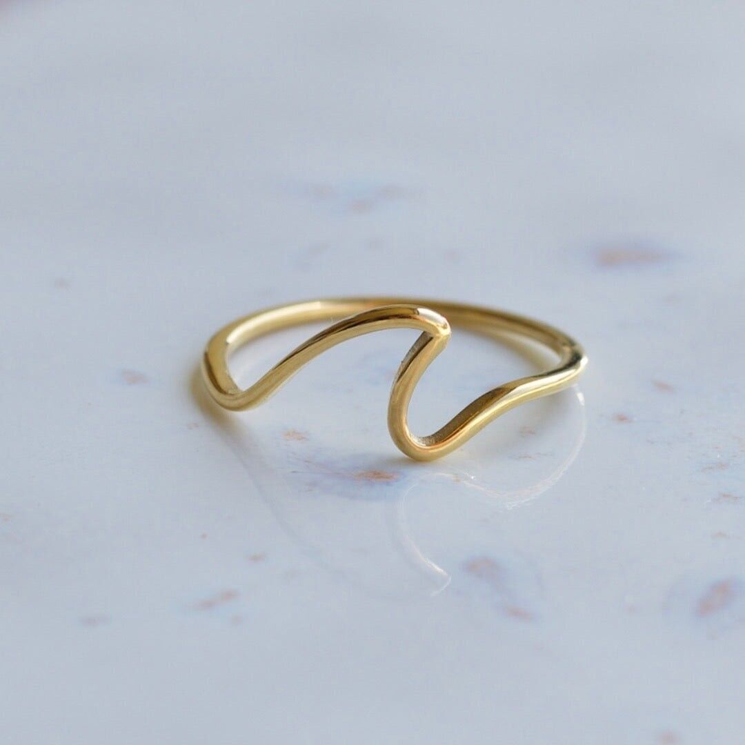 Mykonos - Anillo apilable Dainty Ocean Waved Line