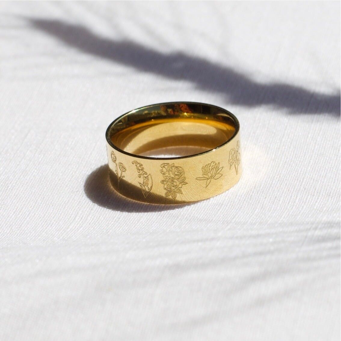 Volody - Anello a fascia con fiore in filigrana intagliato