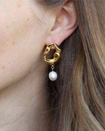 Jove - Boucles d'oreilles créoles en forme de perle baroque 3