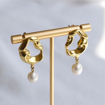 Jove - Boucles d'oreilles créoles en forme de perle baroque 5
