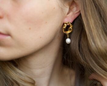 Jove - Boucles d'oreilles créoles en forme de perle baroque 7