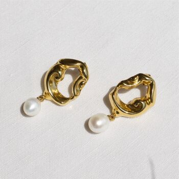 Jove - Boucles d'oreilles créoles en forme de perle baroque 8