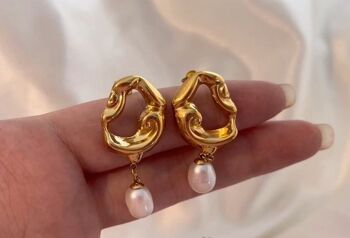 Jove - Boucles d'oreilles créoles en forme de perle baroque 9