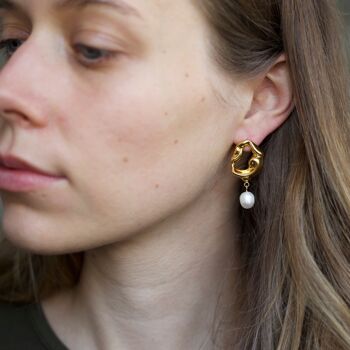 Jove - Boucles d'oreilles créoles en forme de perle baroque 10
