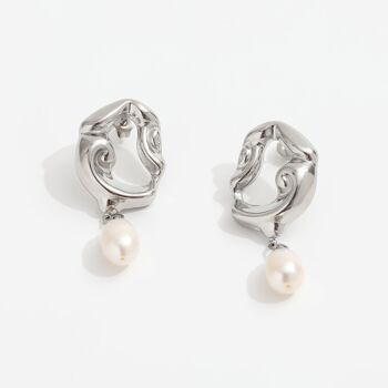 Jove - Boucles d'oreilles créoles en forme de perle baroque 12