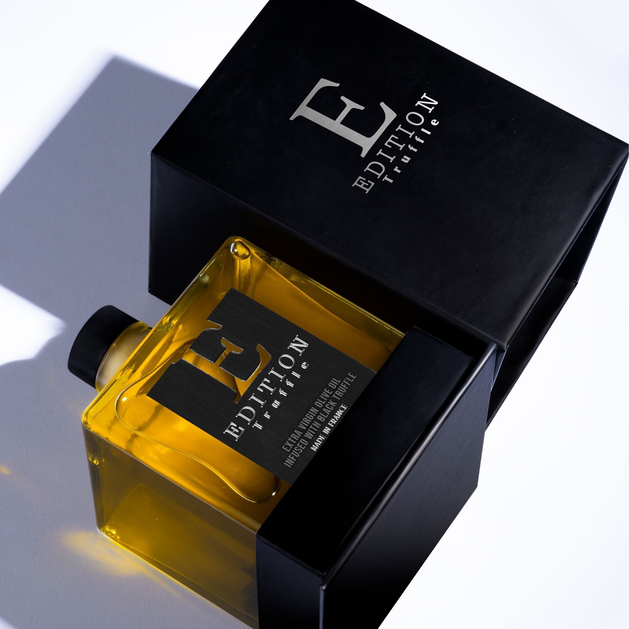 Confezione da 8 Bottiglie (500ml) di Olio Extravergine di Oliva Infuso al Tartufo