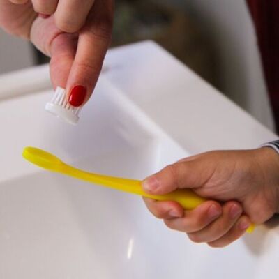 Cepillo de dientes infantil recargable AMARILLO