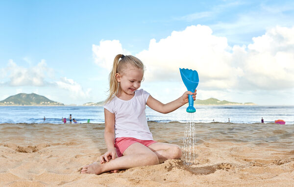 Kit De Cuisine De Plage Hape – 11 Accessoires Pour Pâtés De Sable – Poignée De Transport – Dès 3 Ans