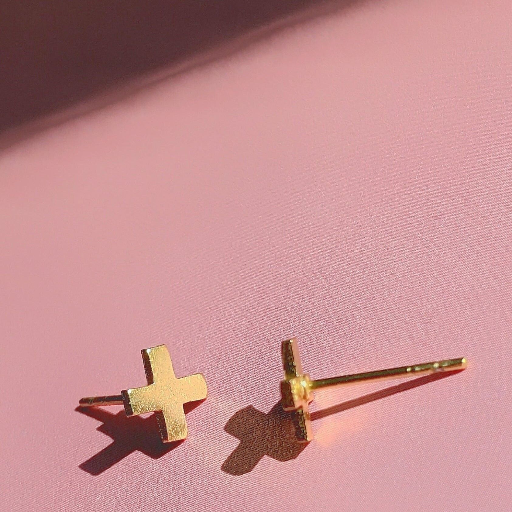 Orecchini a perno con croce d'oro
