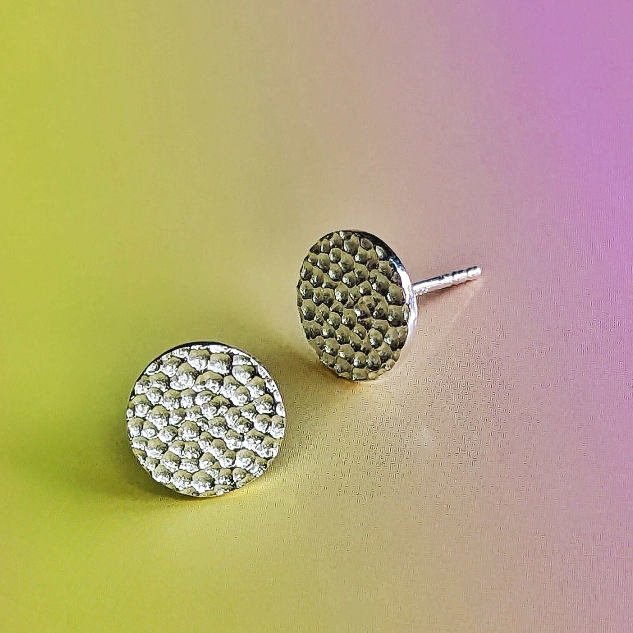 Orecchini a bottone con disco martellato