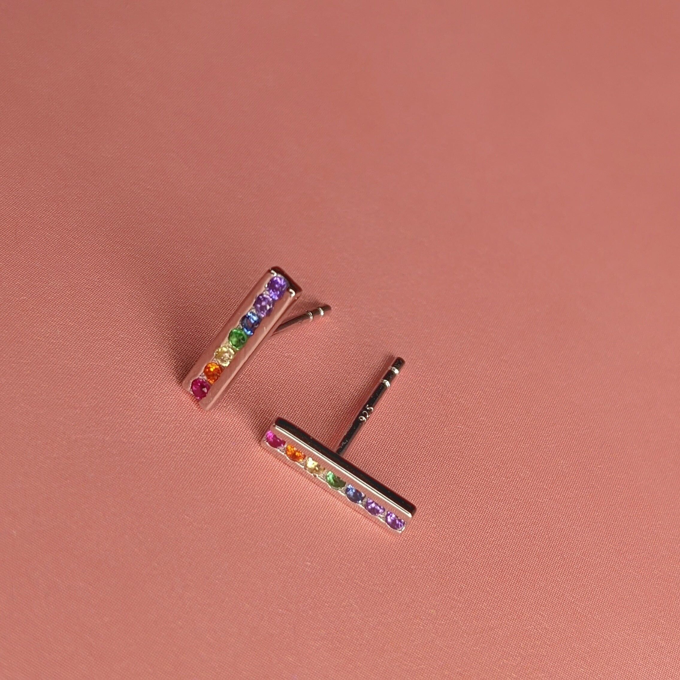 Orecchini a perno arcobaleno cubico