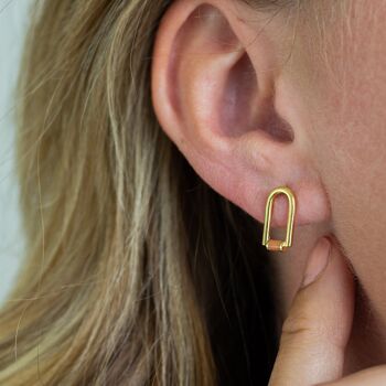 Boucles d'oreilles dorées à tige en émail contemporain 3