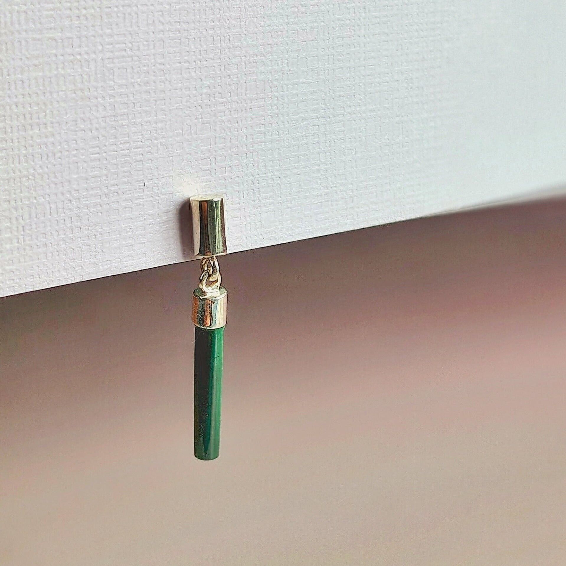 Orecchini con barra a goccia in malachite