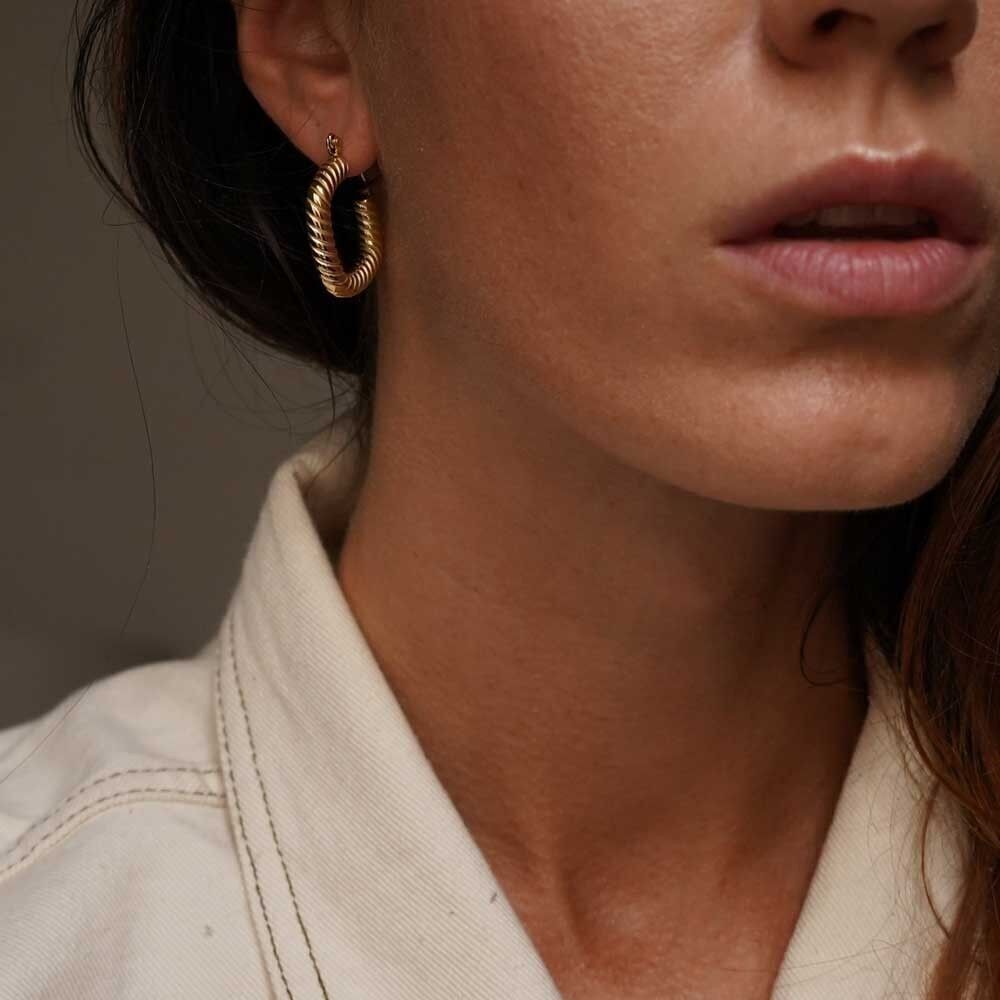 Orecchini a cerchio in acciaio quadrati intrecciati scanalati