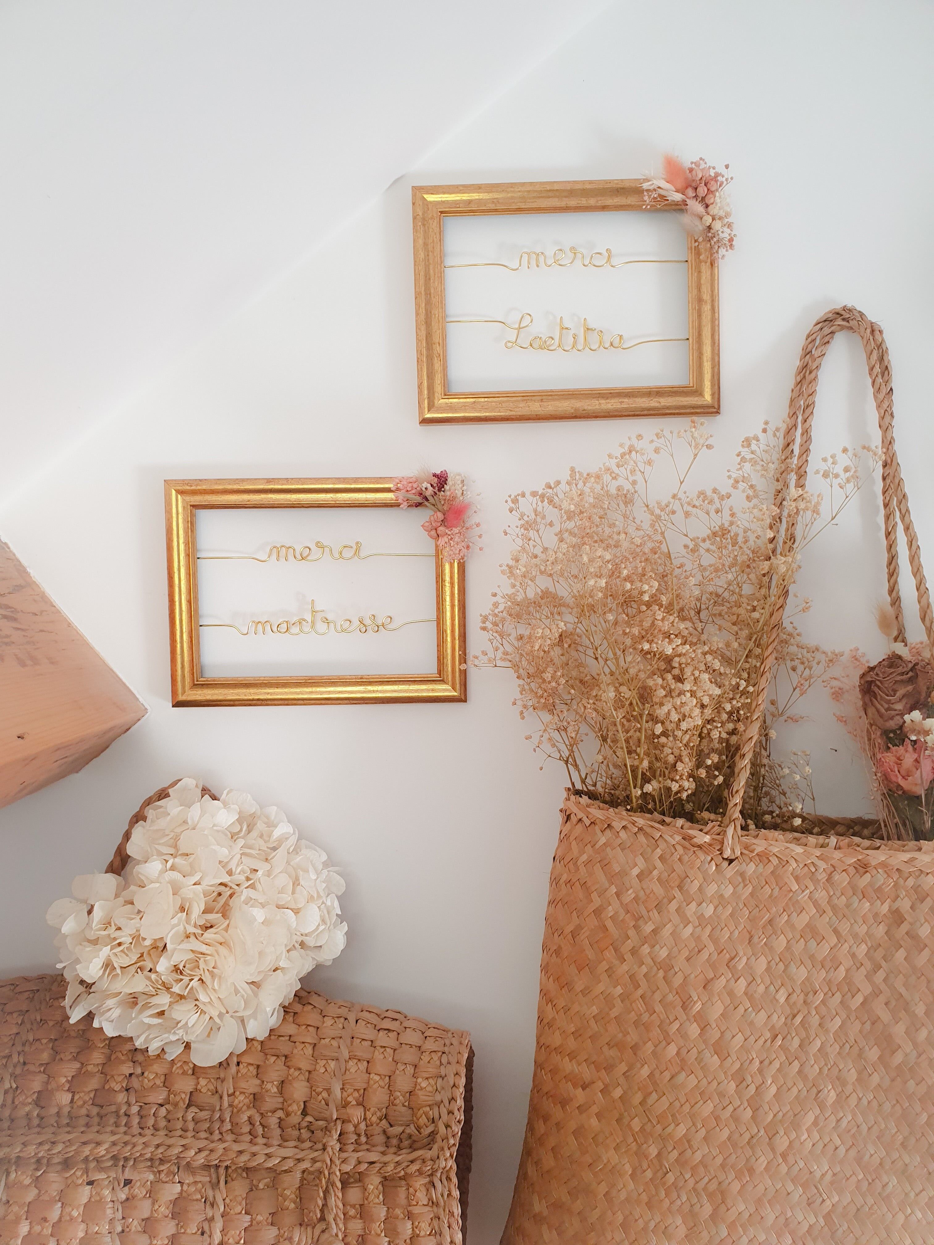 Cadre personnalisé doré fleurs séchées cadeau maîtresse, professeur, ATSEM, assistante maternelle - 2 mots A4