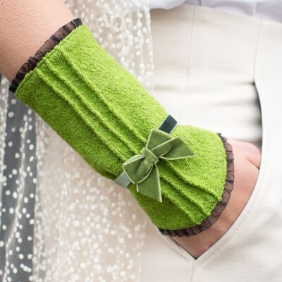 Milled cuffs, piping, grass green