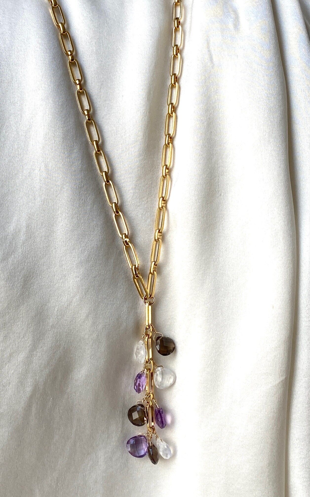 Lange Otalia-Halskette – vergoldete Kette und Edelsteintropfen