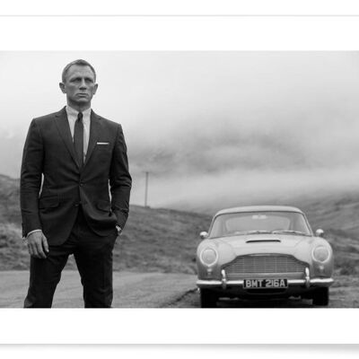 Daniel Craig como James Bond
  
 