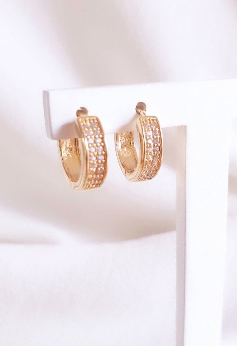 Vergoldete Creolen mit 2 Reihen Zirkonoxiden auf einer Seite