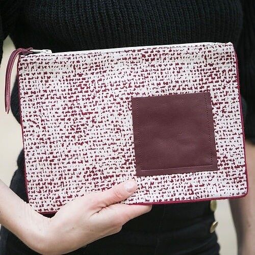 Pochette rouge et blanche avec poche en cuir