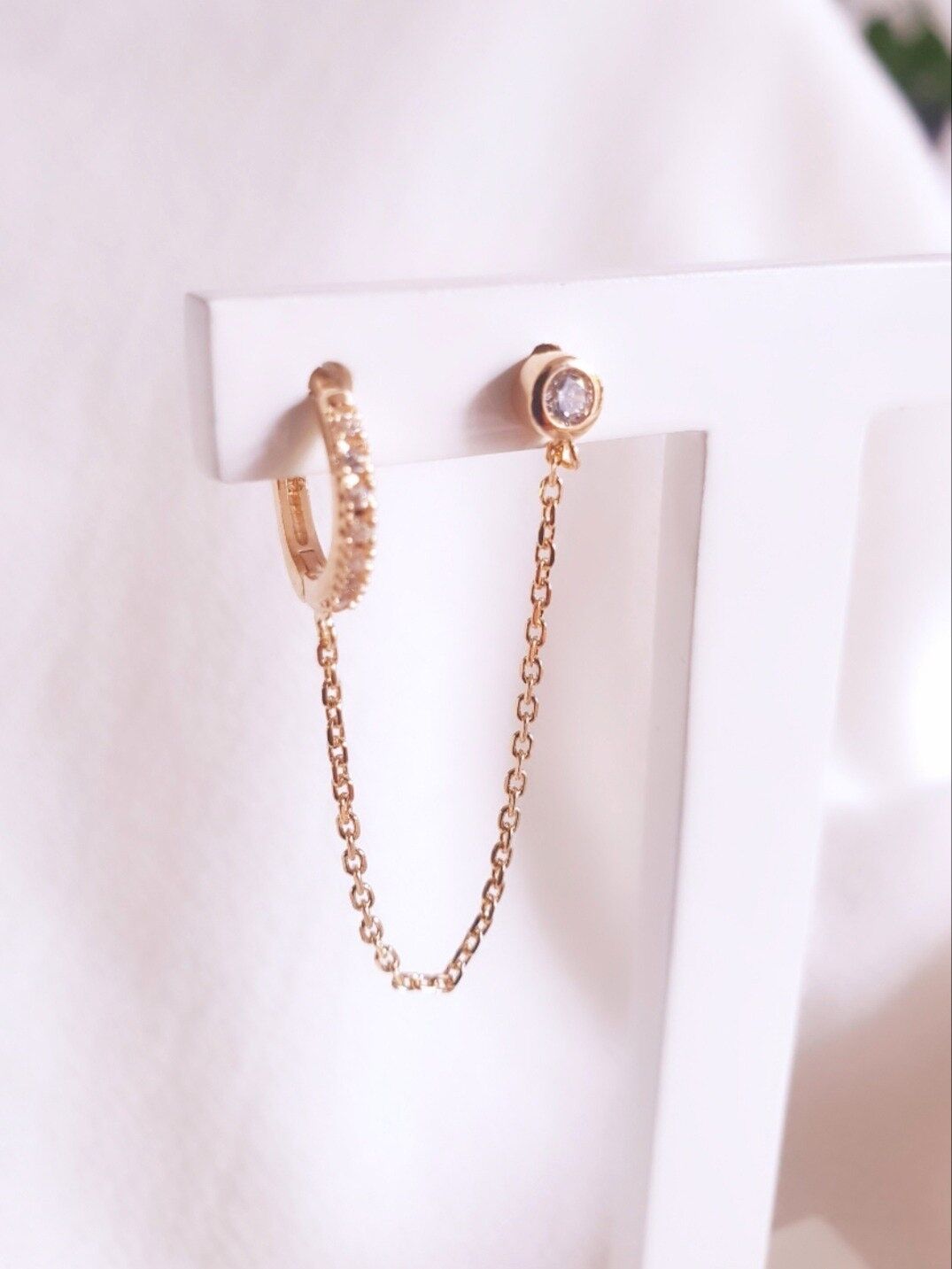 Mono-Creolen vergoldet, besetzt mit Zirkoniumoxiden mit Kette und 1 geschlossen gefassten Zirkoniumoxid