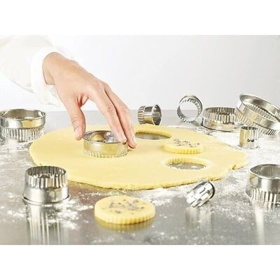 Box of 14 round fluted stainless steel cutters 2 to 10.7 cm Mathon