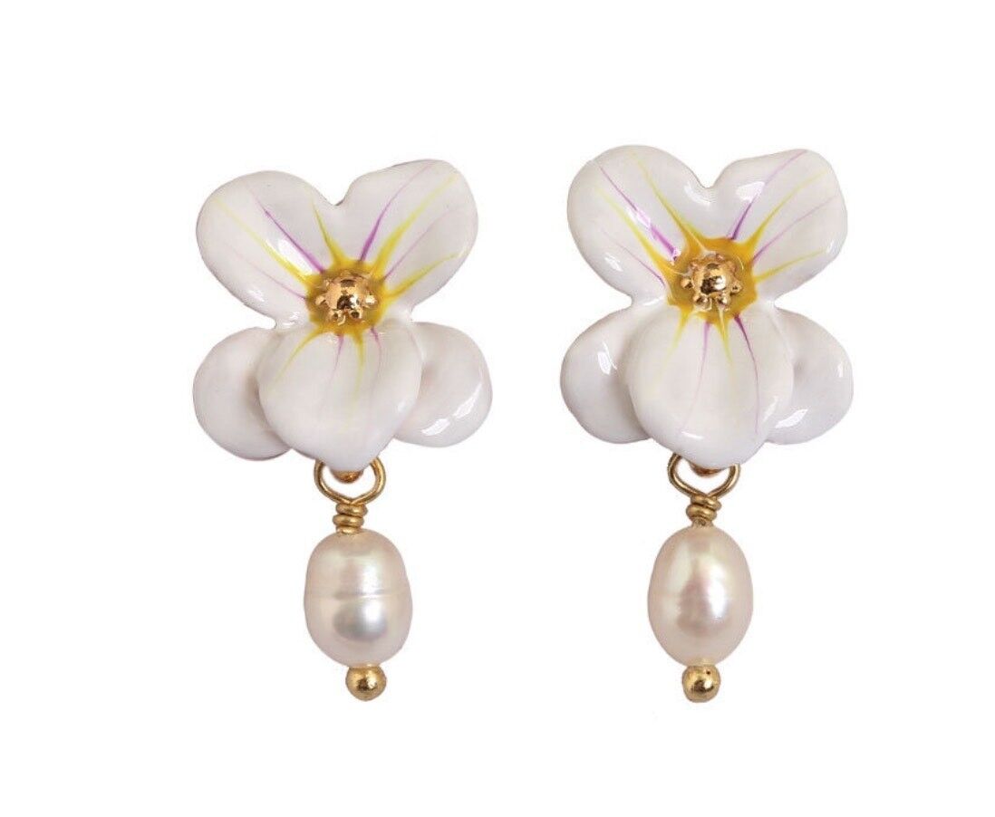 Petalo di mughetto smaltato dipinto a mano con orecchini di perle d'acqua dolce