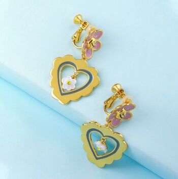 Boucles d'oreilles fleur rose en émail peintes à la main avec pendentif en forme de cœur 5