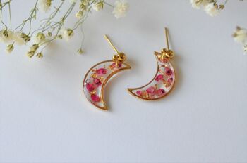 Petites boucles d'oreilles dorée croissant de lune et vraie fleurs de bruyères séchées 2