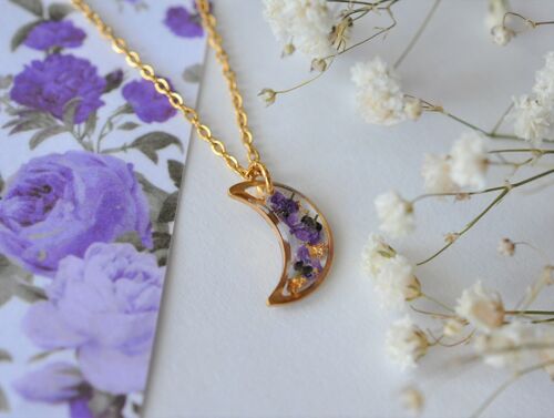 Mini pendentif croissant de lune, véritables petites fleurs d'alysses. Disponible en doré et argenté