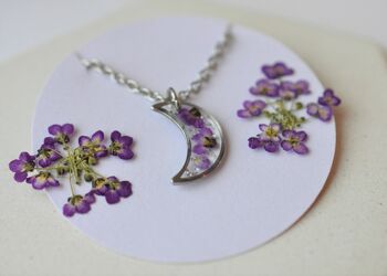 Mini pendentif croissant de lune, véritables petites fleurs d'alysses. Disponible en doré et argenté 5