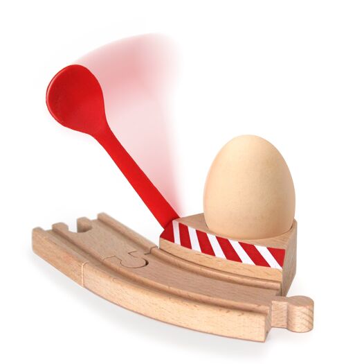 Eierbecher mit Schranke, aus Holz mit rotem Löffel, kompatibel zu BRIO Holzeisenbahn, Holzspielzeug, Frühstücksset, Weihnachten, gedeckter Tisch.