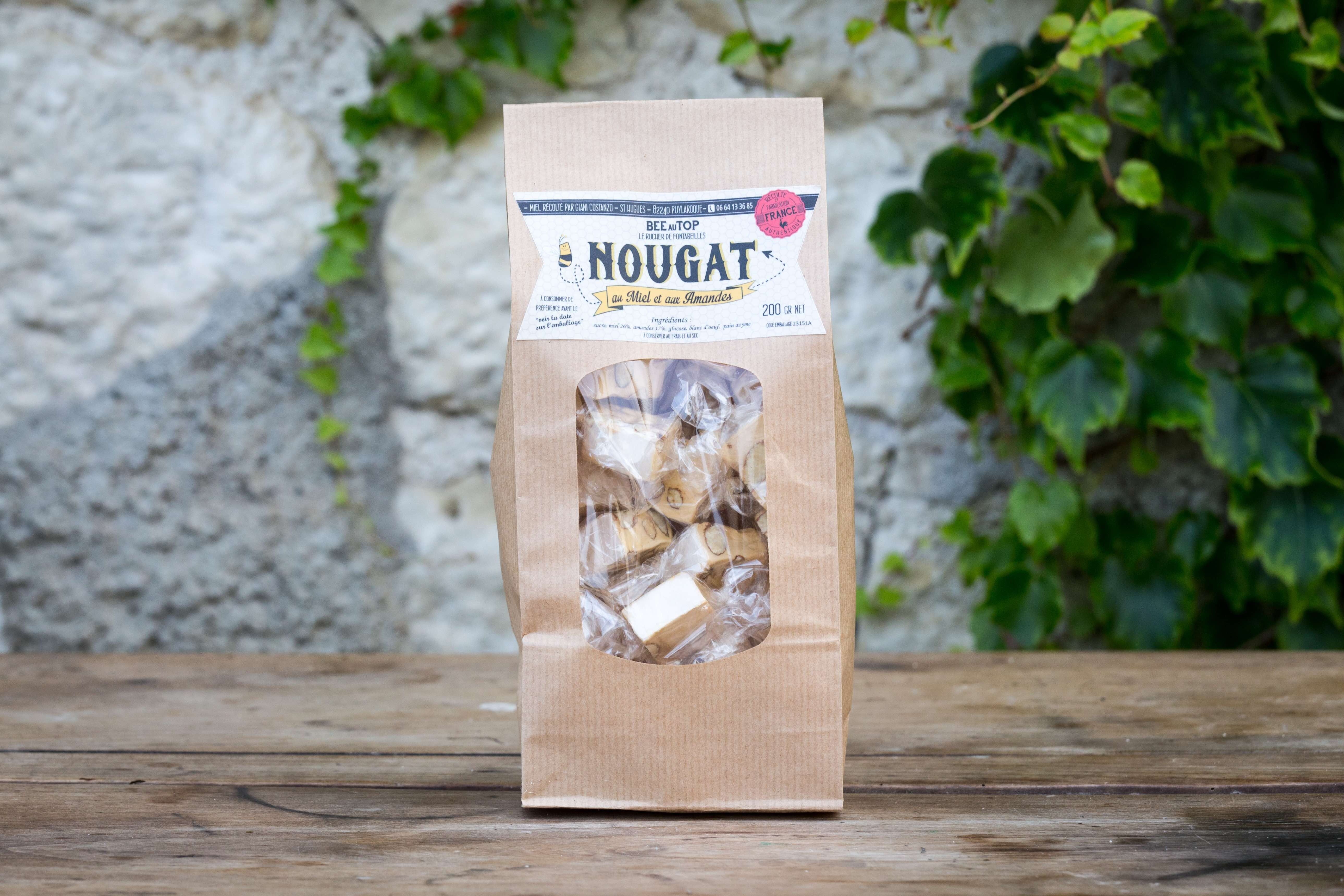 Torrone tradizionale in cartoccio con miele e mandorle