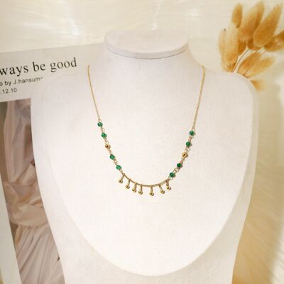 Collier chaîne avec perles vertes et pendentifs dorées