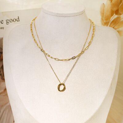 Double chain and link necklace with round pendant