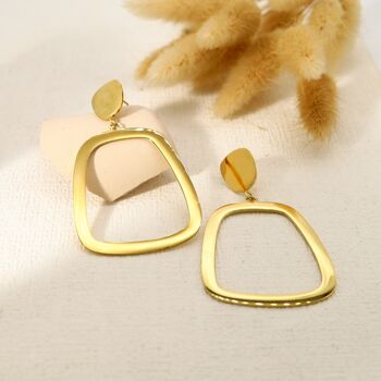 Boucles d'oreilles dorées lisses avec rectangle en pendentif 1