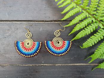 Boucles d'oreilles éventails en macramé dégradé bleu rouge 1