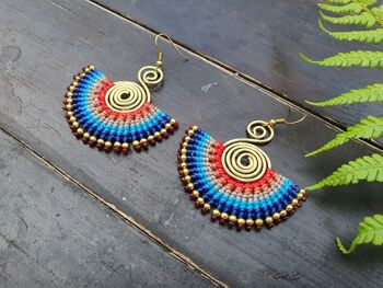 Boucles d'oreilles éventails en macramé dégradé bleu rouge 2