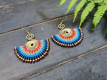 Boucles d'oreilles éventails en macramé dégradé bleu rouge 3