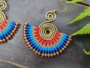 Boucles d'oreilles éventails en macramé dégradé bleu rouge 4