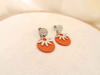 Boucles d'oreilles pendants orange avec fleur 1