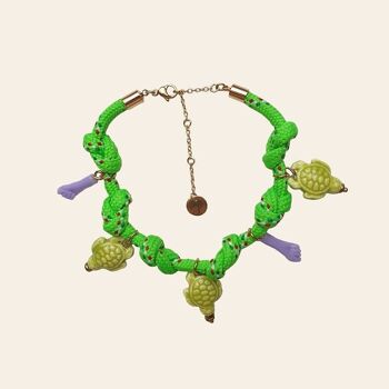 Bracelet Fil Abdon, Cordelette Verte, Pendentifs Mains Lilas et Perles Tortues en Céramique 1